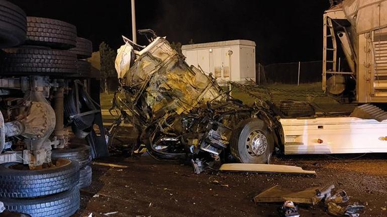 Anadolu Otoyolu'nda TIR, patates yüklü kamyona çarptı: 2 yaralı