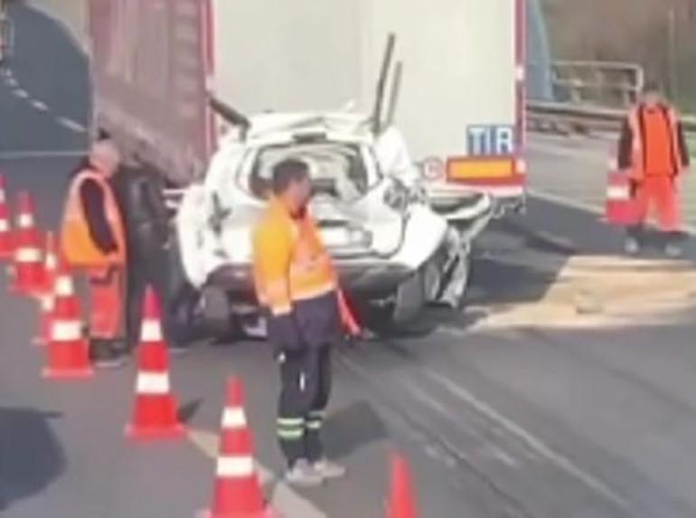 İzmir'de korkunç kaza! İki TIR'ın arasında kaldı araç kağıt gibi ezildi