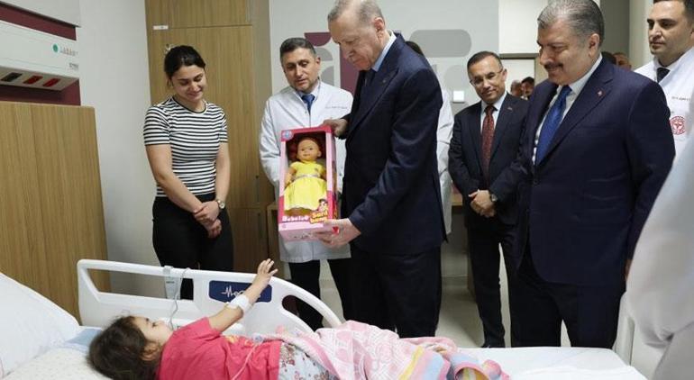 Erdoğan açılışını yaptığı hastanede tedavi gören çocukları ziyaret etti