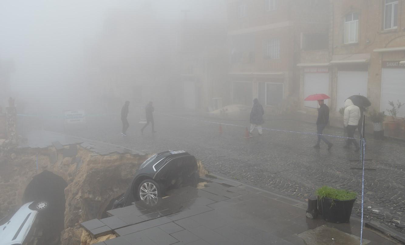 Mardin'de şok görüntü: Yol çöktü, araçlar avluya düştü