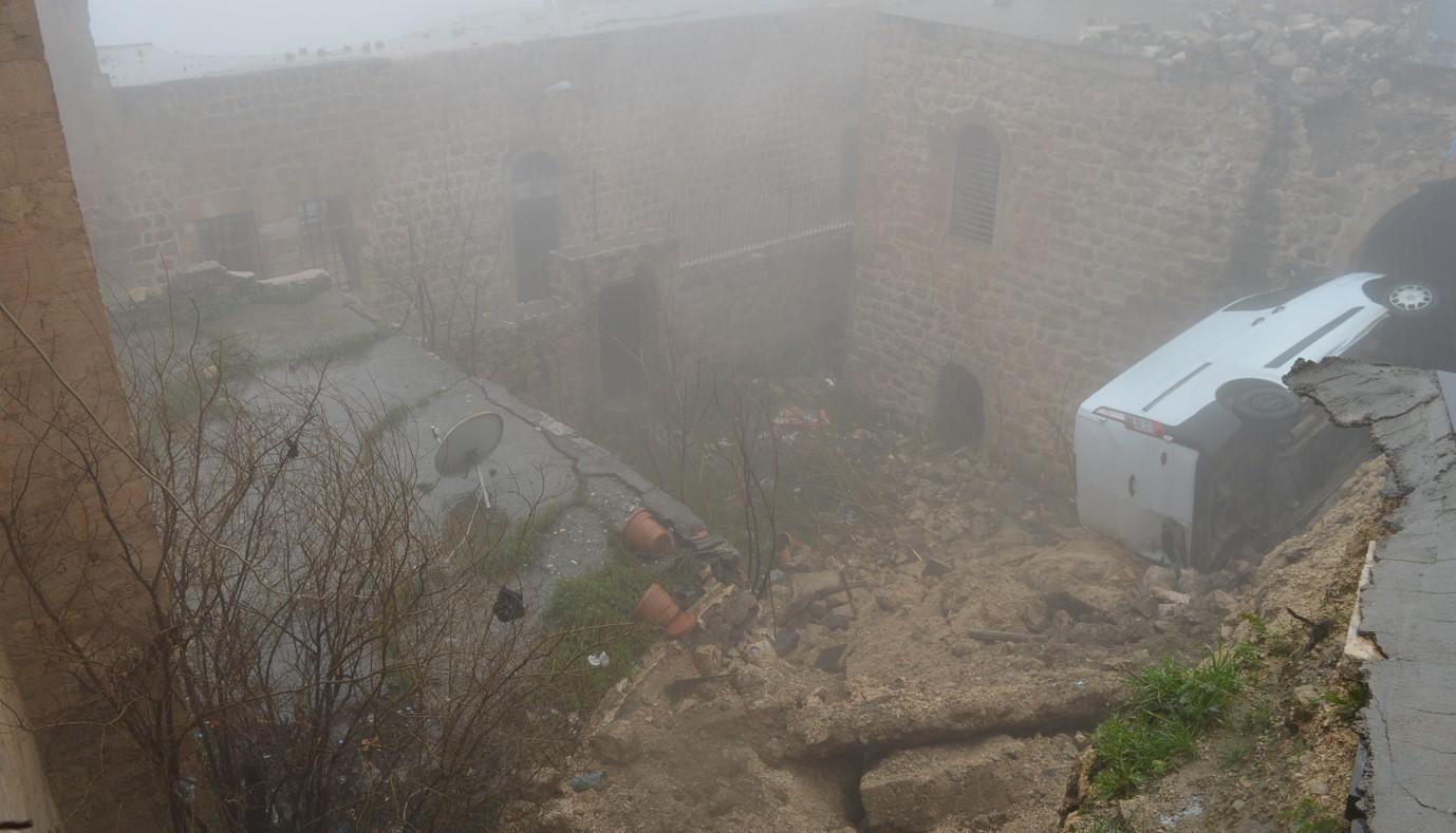 Mardin'de şok görüntü: Yol çöktü, araçlar avluya düştü