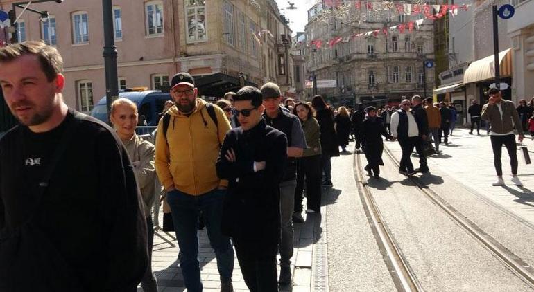 Yer: İstanbul! Rus konsolosluğu önünde izdiham: Metrelerce kuyruk oluştu