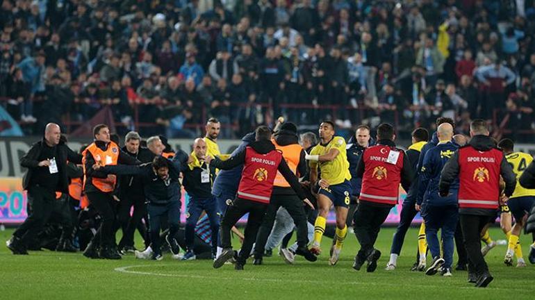 Spor yazarları Trabzonspor-Fenerbahçe maçında yaşananları değerlendirdi: Futbolun bayrağı yarıya indi!
