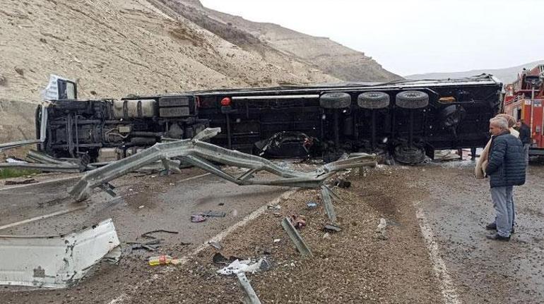 TIR'daki alçıpanlar otomobilin üzerine devrildi: 1 ölü, 4 yaralı