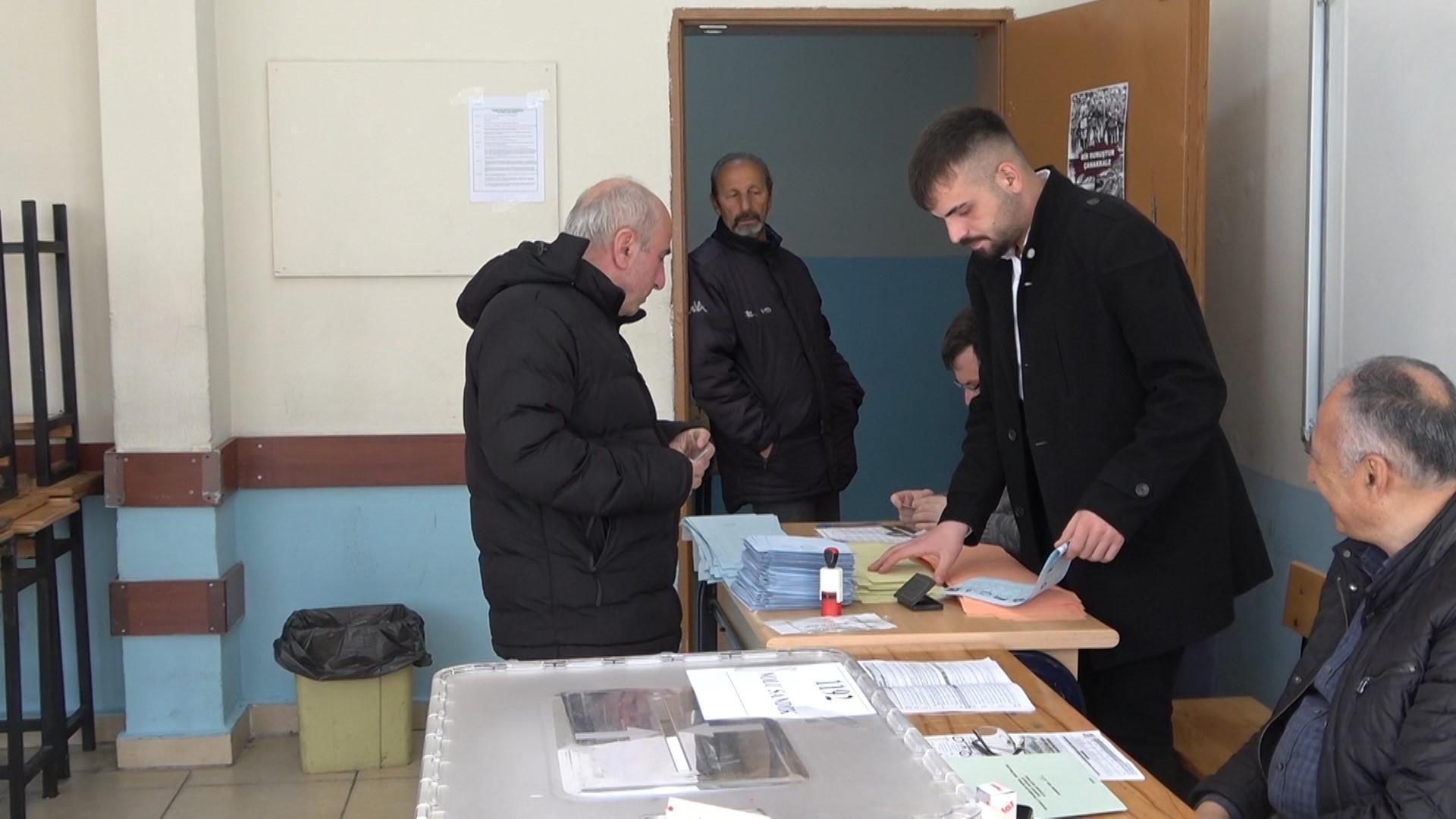 Cumhurbaşkanı Erdoğan’ın hemşehrileri oy kullanmak için sandığa koştu