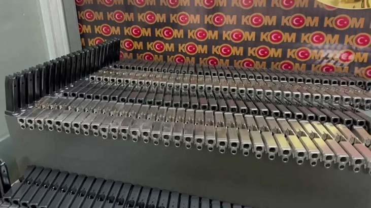 Batman’da operasyon! Balyozla kırılan duvardan binlerce silah çıktı