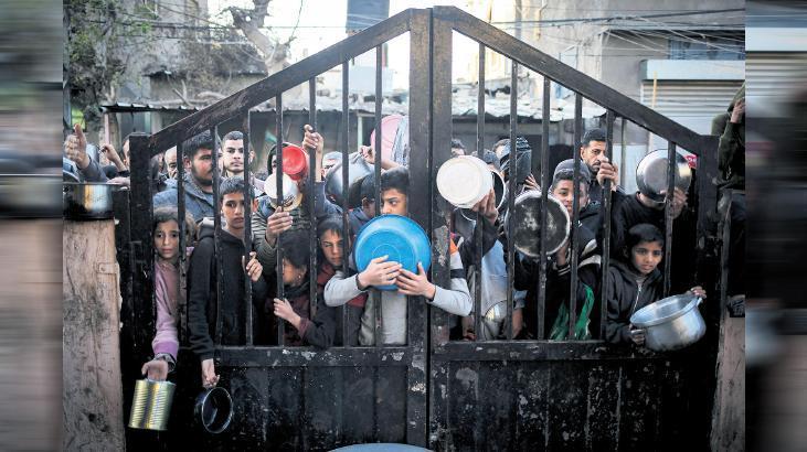 Gazze Ramazan’a ateş altında girdi