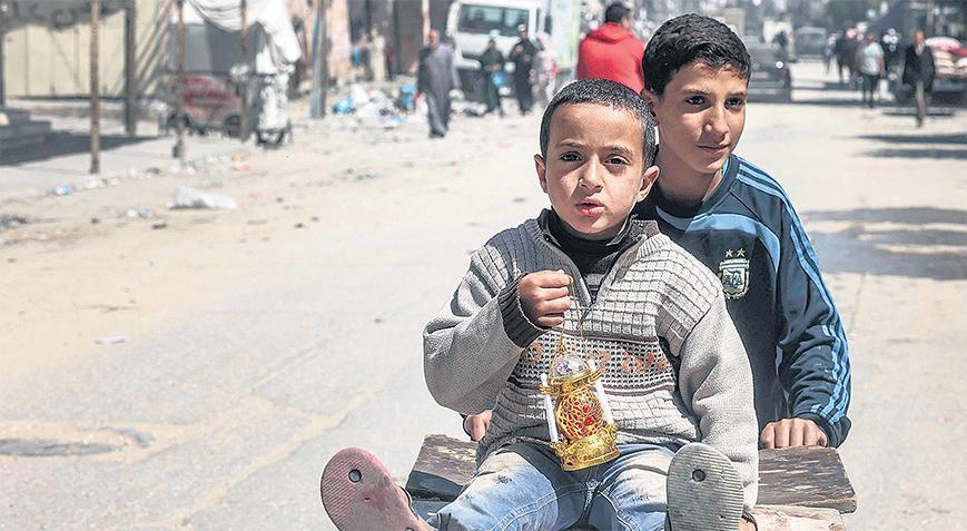 İnsanlık orucu! Enkazların içinde iftar