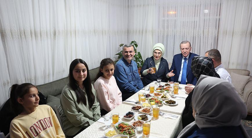 Cumhurbaşkanı Erdoğan ve eşi Emine Erdoğan Ankara’da iftar sürprizi