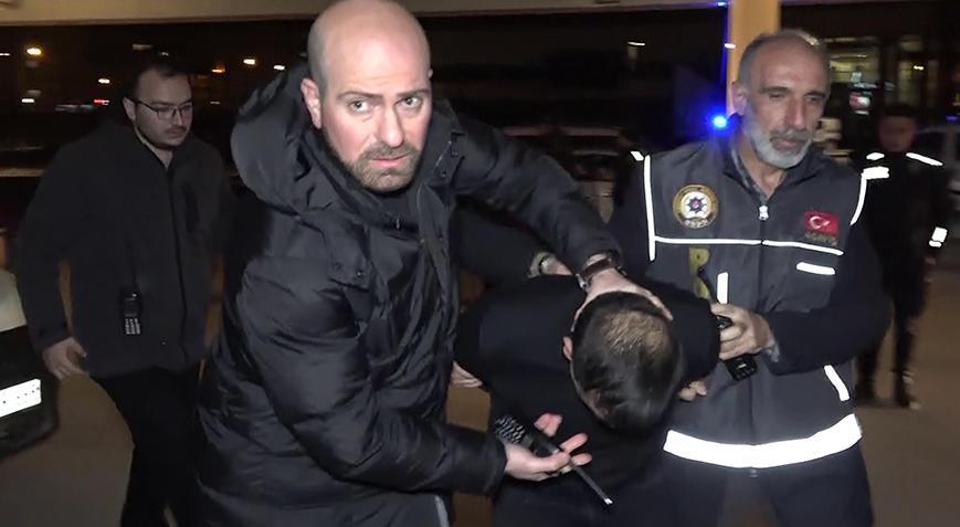 Her satırı dehşet! Lise öğretmeni, eşini ve annesini korumaya çalışan öz kızını öldürdü