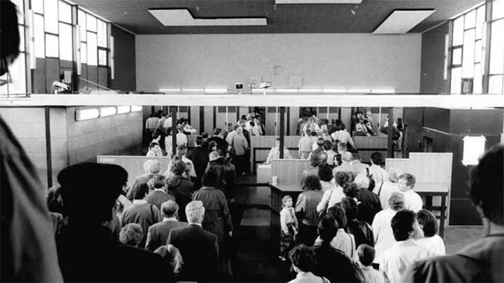 Almanya’da 50 yıl önce Berlin Duvarı’nda bir Polonyalıyı öldürmekle suçlanan eski Stasi subayı yargılanıyor