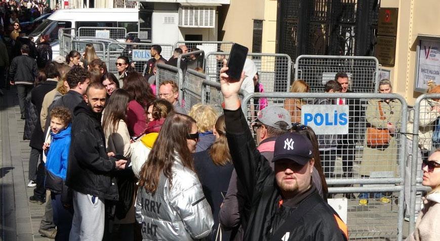 Yer: İstanbul! Rus konsolosluğu önünde izdiham: Metrelerce kuyruk oluştu