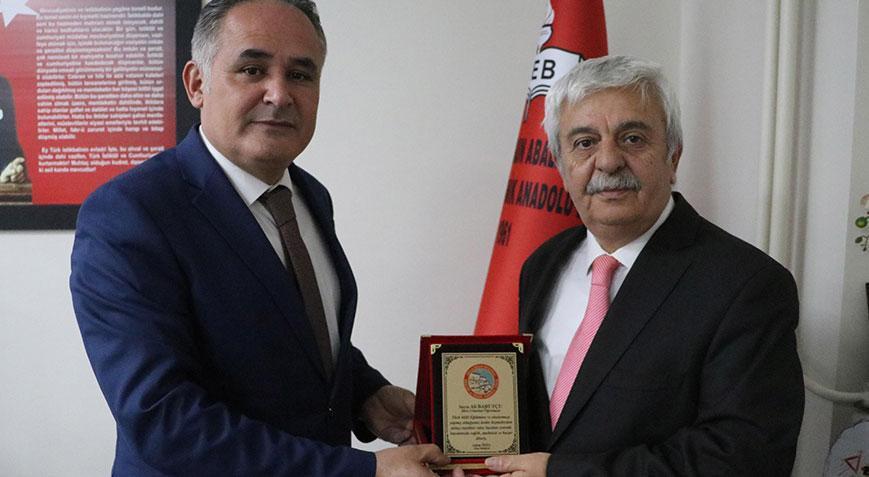 Mezun olduğu okuldan 40 yıl sonra emekli olan öğretmene 40 karanfil