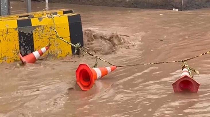 Batman’da şiddetli yağış! Caddeler suyla kaplandı