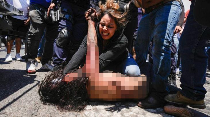 Çocuk tecavüzcülerine linç! Dünya bu annenin görüntüsünü konuşuyor