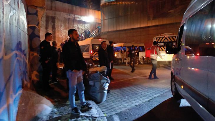 Oy kullanmaya saatler kala pusulalar güvenlik önlemleri altında okullara getirildi