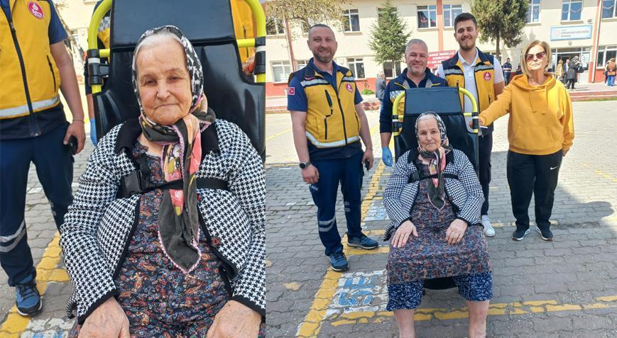 90 yaşındaki Bedriye Teyze sedye ile getirildiği okulda oyunu kullandı