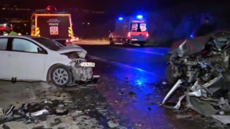 Gece yarısı feci kaza! Otomobiller kafa kafaya çarpıştı: 2 kişi hayatını kaybetti