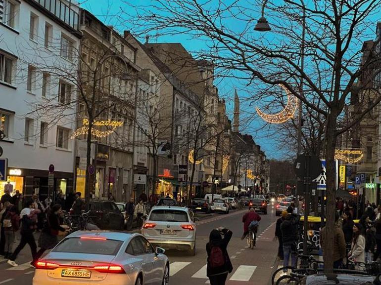 Bir ilk! Köln’de caddeler Ramazan ayına özel ışıklandırıldı