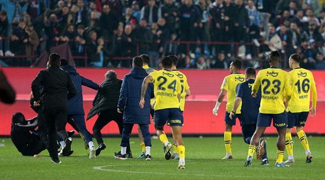 Trabzonspor - Fenerbahçe maçı sonrası büyük gerilim! Taraftar sahaya indi