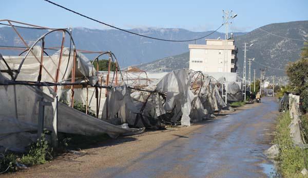 Antalya'da sağanak ve hortum! 6 kişi yaralandı, 1000 dönüm sera zarar gördü