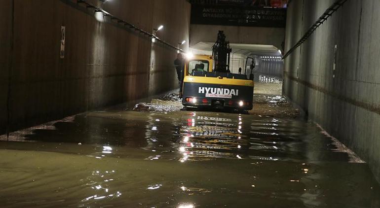 Antalya'da sağanak ve hortum! 6 kişi yaralandı, 1000 dönüm sera zarar gördü