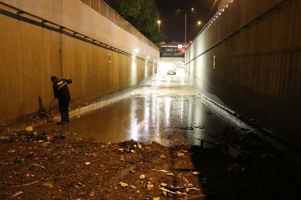 Antalya'da sağanak ve hortum! 6 kişi yaralandı, 1000 dönüm sera zarar gördü