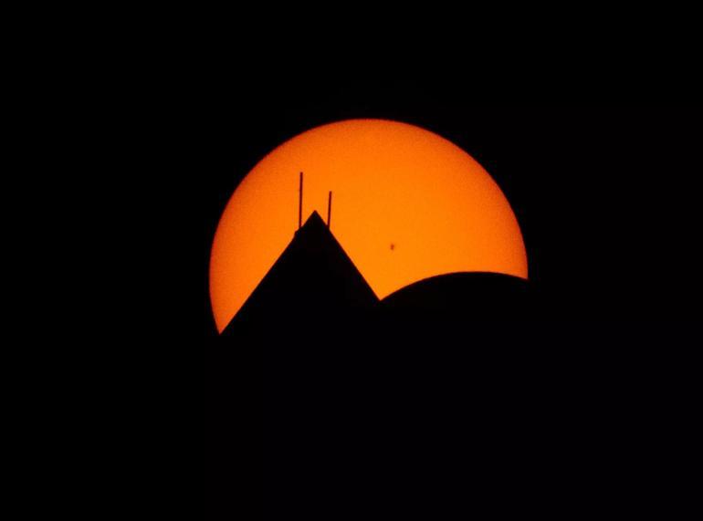 Fotoğraflarla tam güneş tutulması