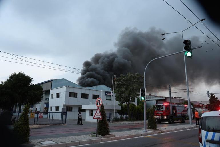 Son dakika: İzmir'de fabrika yangını! Çok sayıda ekip sevk edildi