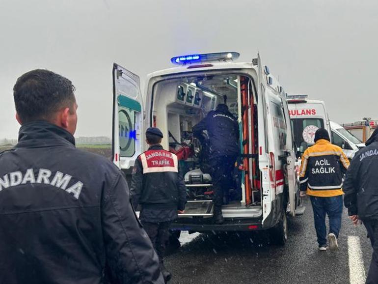 Bayram yolunda kafa kafaya facia! Otomobil ile minibüs çarpıştı: 3 ölü