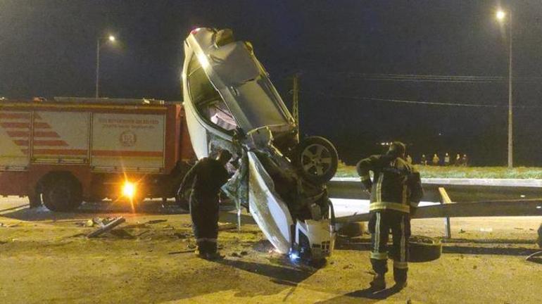 Van'da kaza yapan otomobil asılı kaldı: 3 yaralı
