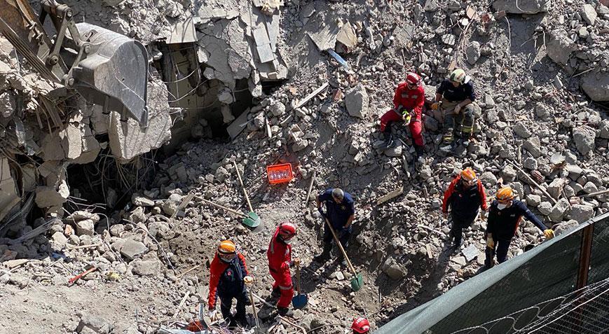Esenler’de faciadan dönüldü! Kontrollü yıkım sırasında bina çöktü
