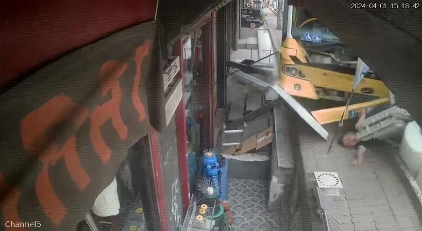 Beyoğlu’nda İETT otobüsü kaldırımdakilere çarptı! Yaralılar var