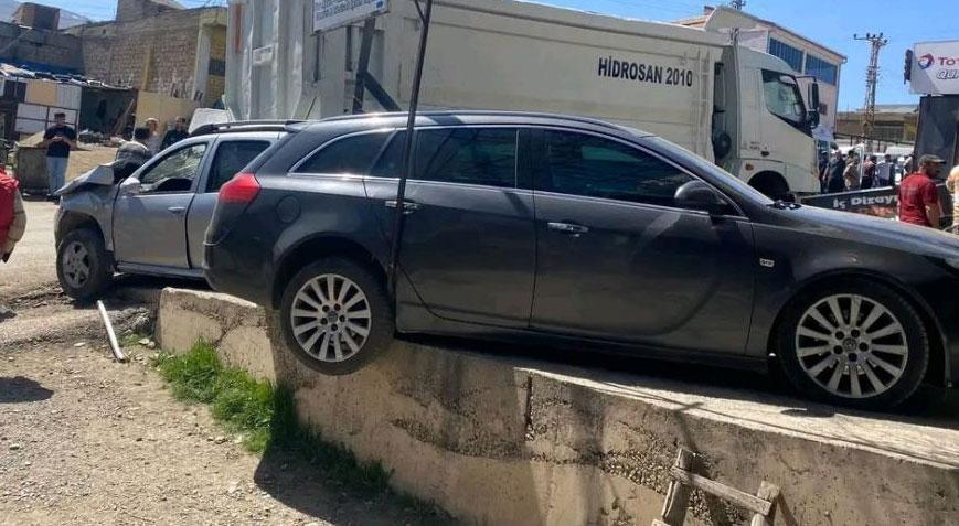 Freni boşalan kamyon dehşet saçtı! 10 araca çarptı, 4 iş yerine zarar verdi