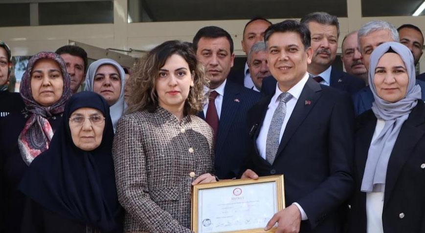 Bahçeli’nin tebrik ettiği Söğüt Belediye Başkanı mazbatasını aldı