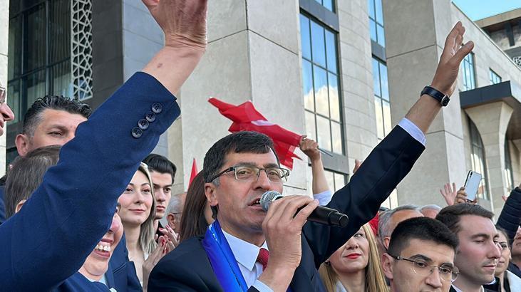 Kütahya’da CHP’li Eyüp Kahveci mazbatasını aldı görevine başladı