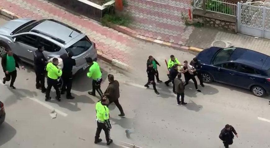 Ehliyetsiz araç kullanan kardeşine ceza yazan polisi bıçakladı!