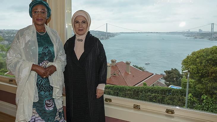 Emine Erdoğan, Nijerya Devlet Başkanı’nın eşi Oluremi Tinubu’yla görüştü