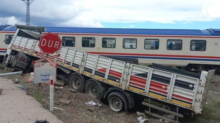 Korku dolu anlar! Hemzemin geçitte mahsur kalan TIR’a tren çarptı