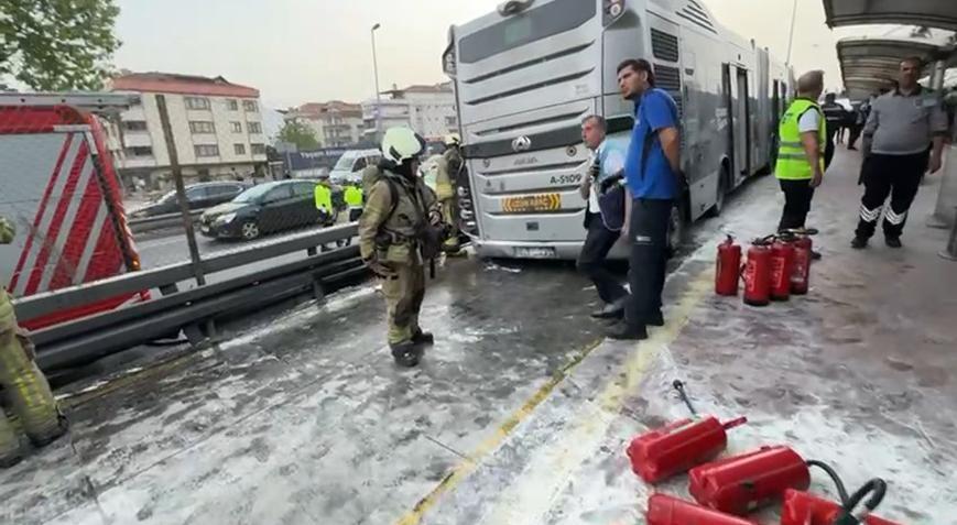 Avcılar’da korkutan metrobüs yangını!