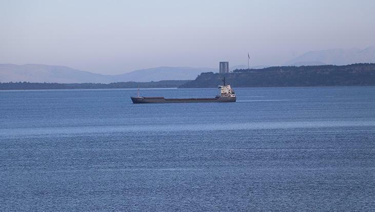 Çanakkale Boğazı’nda yangın: Gemi, liman bölgesine demirletildi
