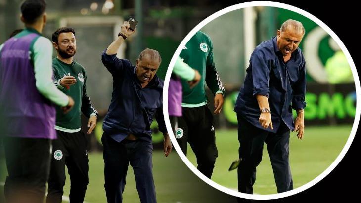 Panathinaikos’ta Fatih Terim elindeki telefonu fırlattı! Yunan taraftarlardan şoke eden tepki