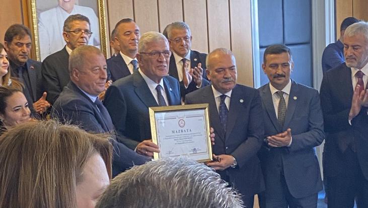 İYİ Parti’de Müsavat Dervişoğlu mazbatasını aldı