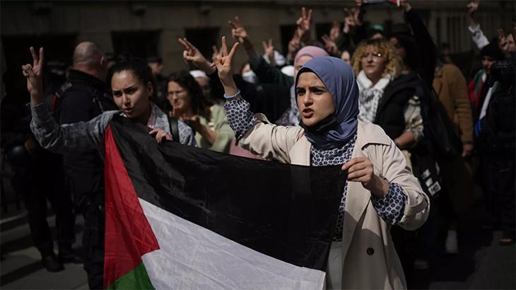 Fransa’nın başkenti Paris’te polis Sorbonne Üniversitesi’ndeki Gazze protestocularını dağıttı