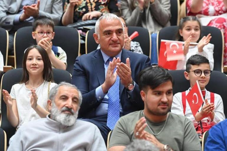 Bakan Ersoy'dan şehit polis memuru Hüseyin Gül'ün oğlu Talha'nın sergisine ziyaret