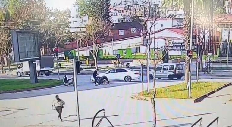Yer: Adana! Köpeklerin kovaladığı genç kıza otomobil çarptı