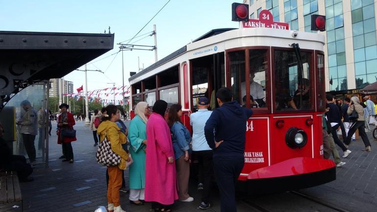 İstiklal Caddesi'nde yeni tramvaylar test sürüşüne başladı! Beğenen de var beğenmeyen de