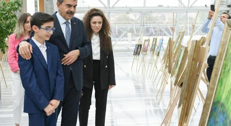 Bakan Tekin şehit polis memuru Hüseyin Gül'ün oğlu Talha'nın sergisini gezdi