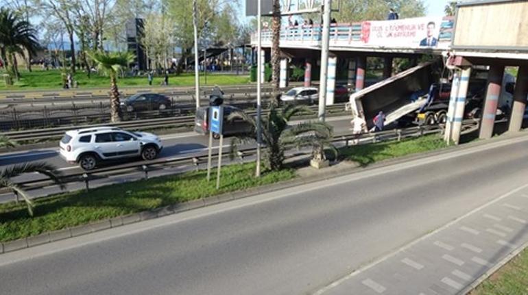 Trabzon'da feci kaza! TIR'ın üzerindeki kamyon dorsesi köprüye takıldı