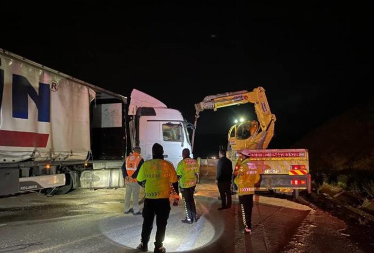 2 TIR yolu makasladı, bölgeye gelen polis aracına başka bir TIR çarptı